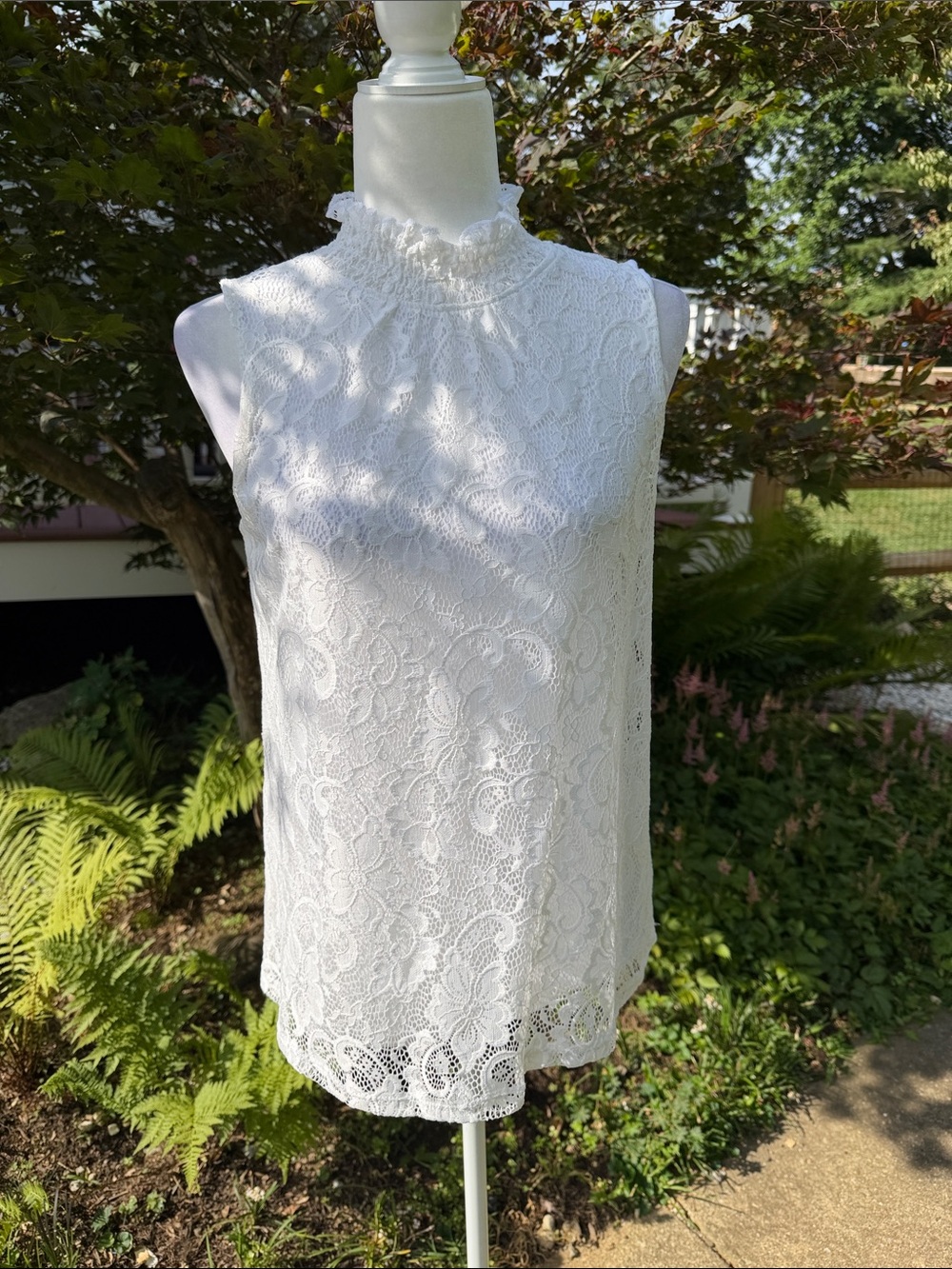 Cable & Gauge White Lace Mock Neck Sleeveless Camisole